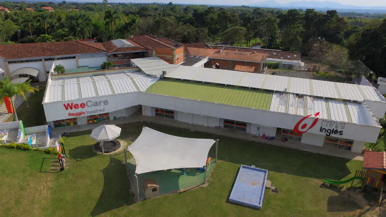 Estudiantes y profesor en un salón de clase de la Fundación Liceo Inglés